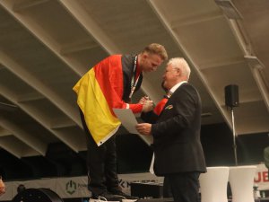 Fabian Zimmermanns Siegerehrung durch Lothar Müller Fabian Zimmermanns Siegerehrung durch Lothar Müller